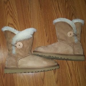 Ugg Bailey Button Chesnut Size 6